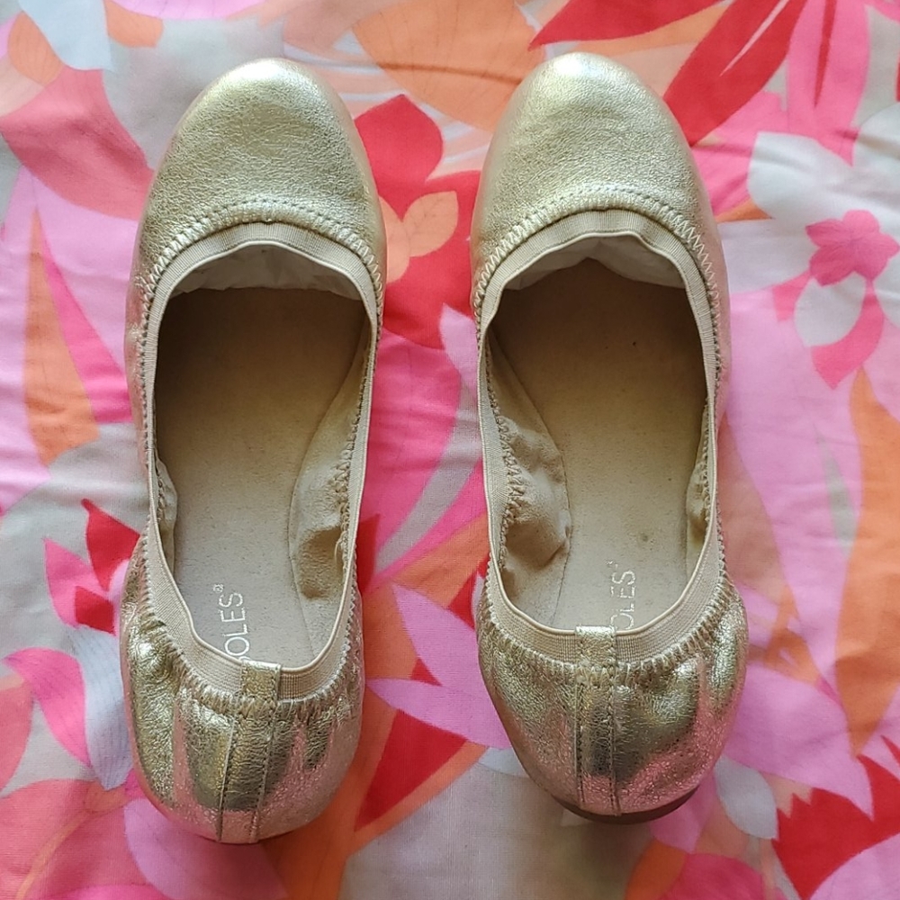 NWOT Aerosoles Gold Leather Scrunch Flat